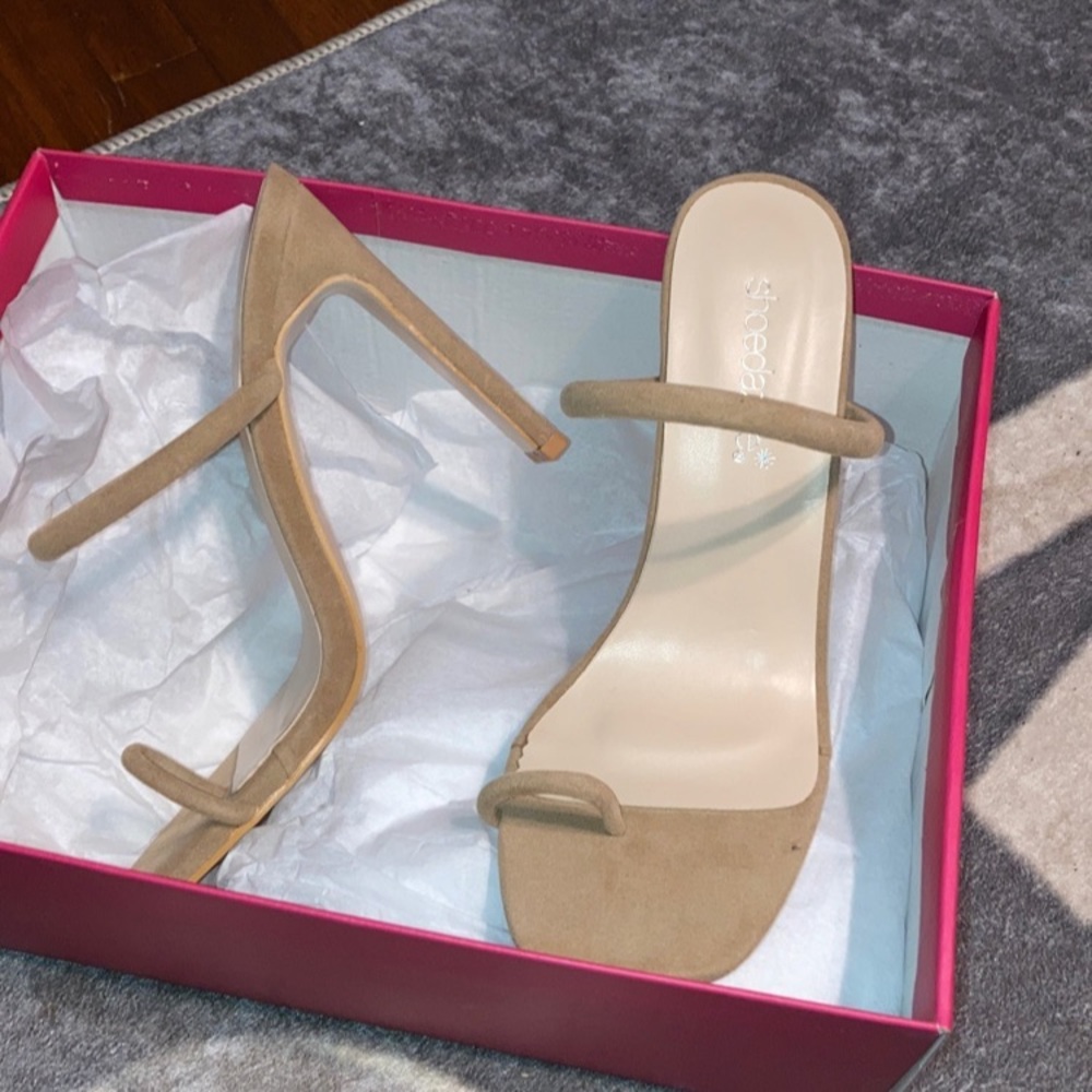 Wide heel. Never worn. Faux Suede